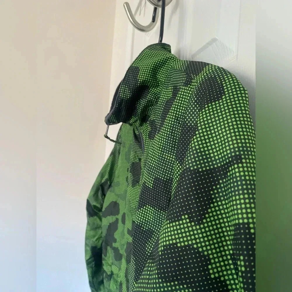 SWISS TECH Boy's Size 10 Winter Jacket Black Green Zip Fleece Lined Large EUC - Picture 3 of 10